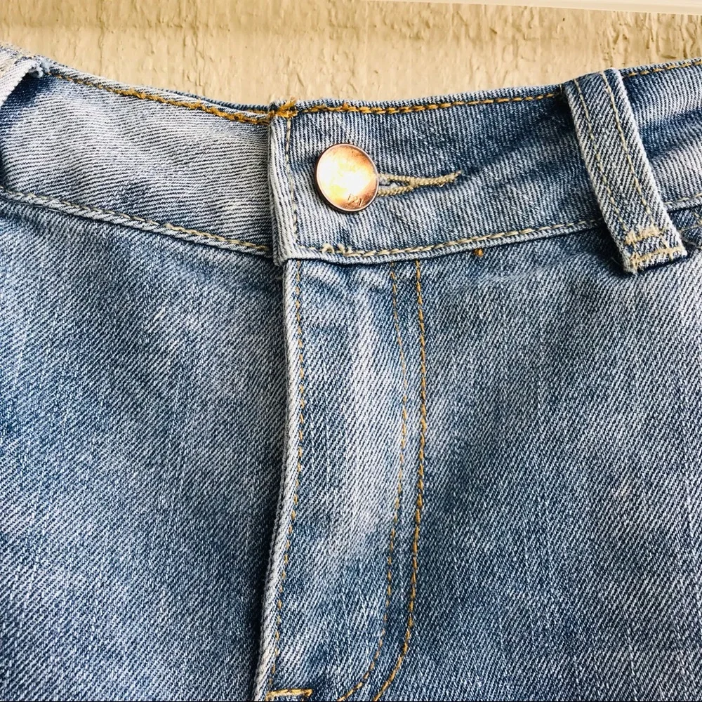 Forever 21 Women's Distressed Light Stain Jean Shorts Size 29 - Picture 5 of 8